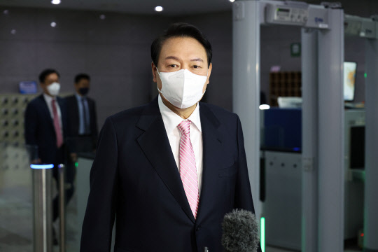 윤석열 대통령이 23일 서울 용산 대통령실 청사로 들어서며 기자들의 질문에 답하고 있다. 대통령실 제공